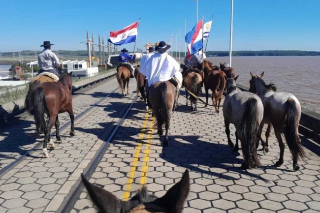Jinetes Uruguayos Cabalgan Rumbo a Paraguay en Honor al Centenario de la Escuela Artigas