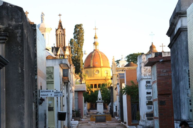 Relatos Nocturnos del Guardián: Misterios y Secretos del Cementerio de la Recoleta