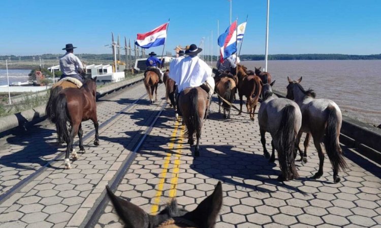 Jinetes Uruguayos Cabalgan Rumbo a Paraguay en Honor al Centenario de la Escuela Artigas