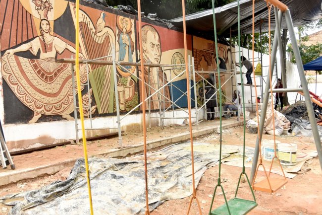 Arte Comunitario Transforma Plaza 1811 en Asunción con Mural Esgrafiado