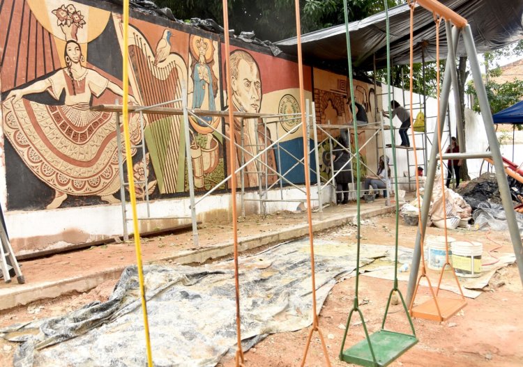 Arte Comunitario Transforma Plaza 1811 en Asunción con Mural Esgrafiado