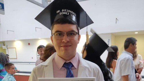 Padre Rifa su Camión para Financiar la Especialización Médica de su Hijo en Alemania