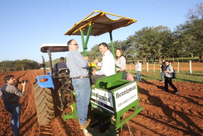 Productores y ganaderos del Chaco reciben apoyo del MAG ante la sequía y bajada de precios agrícolas