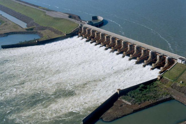 Brasil abre la puerta para que la ANDE comercialice energía de Yacyretá